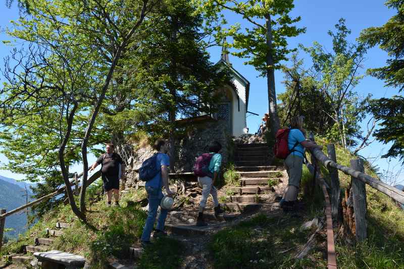 Die letzten Meter wandern wir auf Stufen hinauf zur Riederstein Kapelle