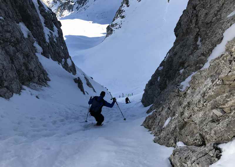 Das letzte Stück zu Fuß: Die steile Rinne bei der Hochglückscharte