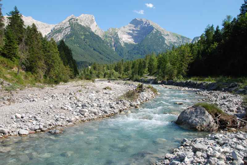 Am Rißbach entlang in Richtung Eng im Karwendel