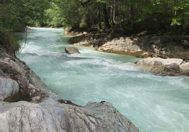 Am türkisgrünen Rißbach entlang führt eine einfache Flußwanderung