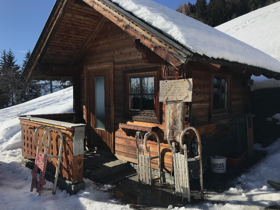 Rodel oder Schlitten? - das sind die üblichen Wintersportgeräte für die Rodelbahn