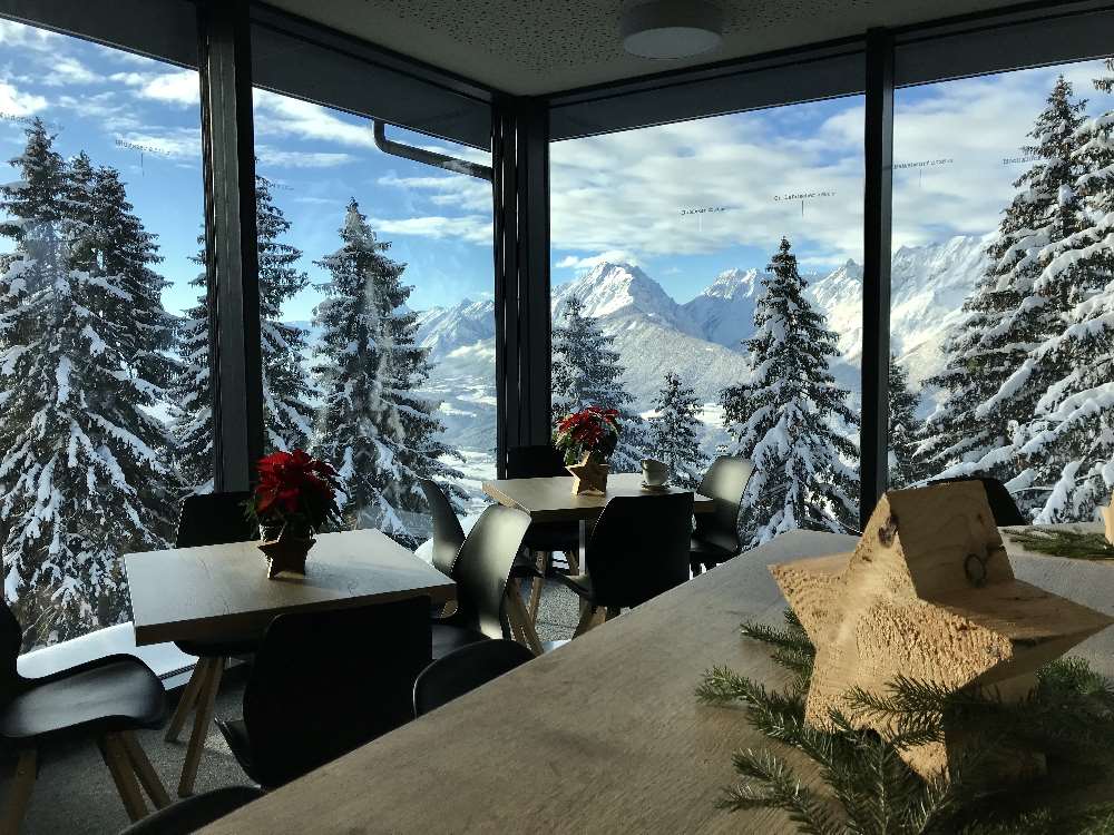 Vom Rodel Toni schaust du über die Winterlandschaft hinüber auf das Karwendel