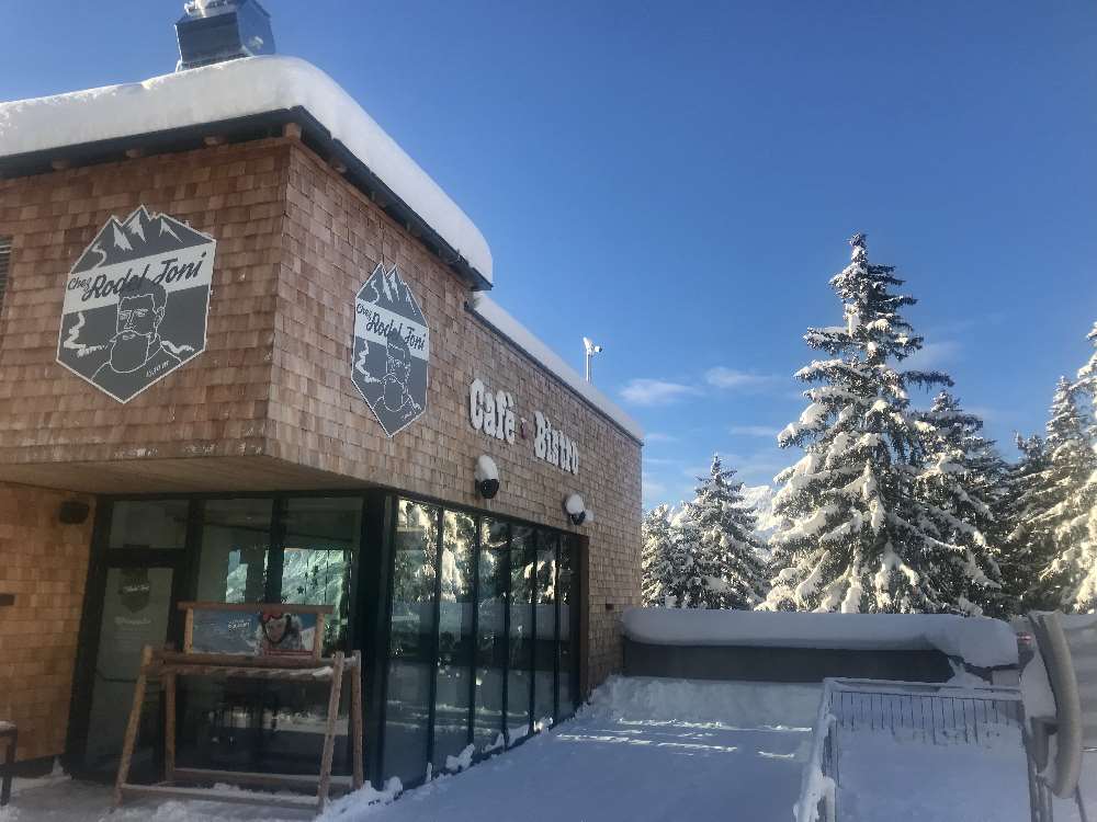 Der Rodel Toni ist an der Mittelstation im Skigebiet Kellerjoch