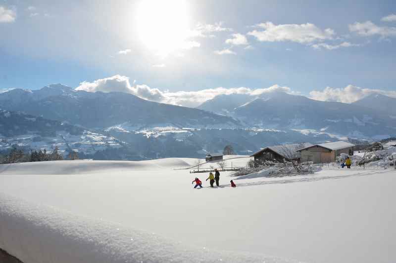 Zum Rodeln mit Kindern geht´s gut im Karwendel. Dazu gehört für die Kinder auch das Spielen im Schnee. Wir haben Zeit für den Anblick der Winterlandschaft.