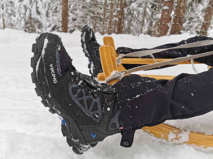 Gehören zur Rodelausrüstung: Gute Rodelschuhe. Wir lieben diese Winterschuhe von Viking, der VIKING Constrictor II Boa