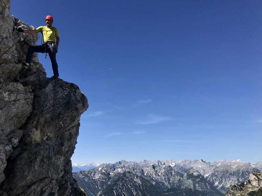 Der Rofan Klettersteig ist auch als 5 Gipfel Klettersteig bekannt - hier auf der Haidachstellwand mit Blick zum Karwendel