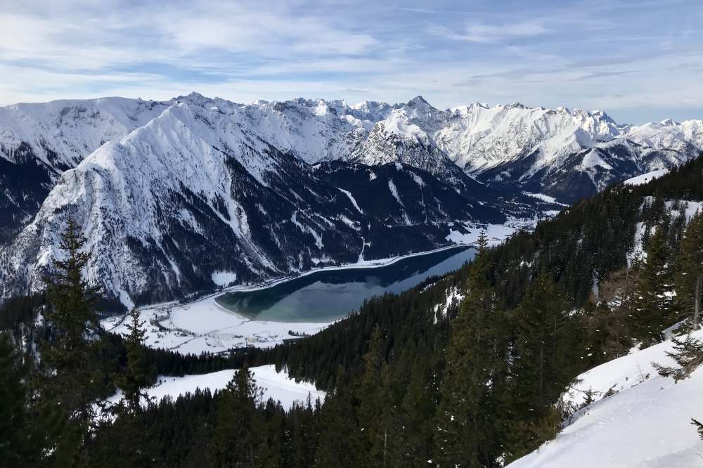 Das ist der Blick von der Erfurter Hütte auf den Achensee, hinten das Karwendel