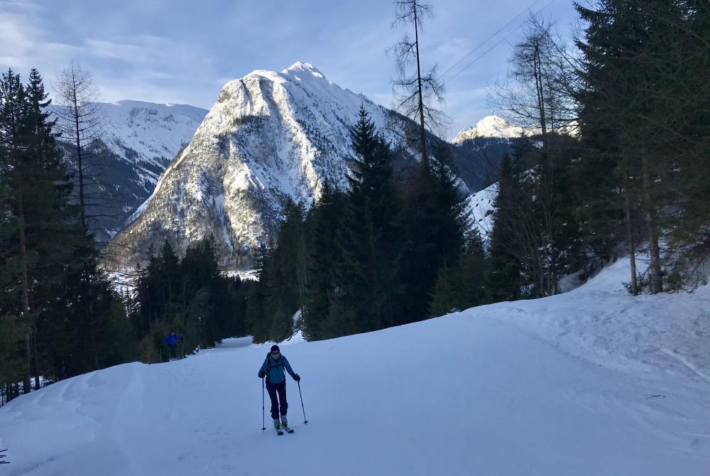 Von unten weg gibt es tolle Blicke: Hier der Bärenkopf mit den ersten Sonnenstrahlen im Karwendel