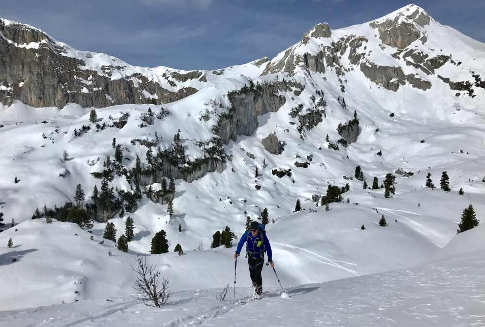 Die letzten Meter auf den Gipfel des Gschöllkopfs - hinten schön zu sehen: Der Hochiss, der höchste Berg des Rofan