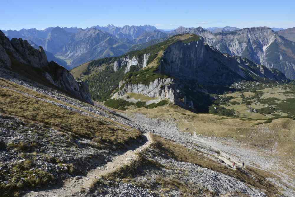 Das ist der tolle Ausblick von der Wanderung auf den Hochiss zum Karwendel hinüber