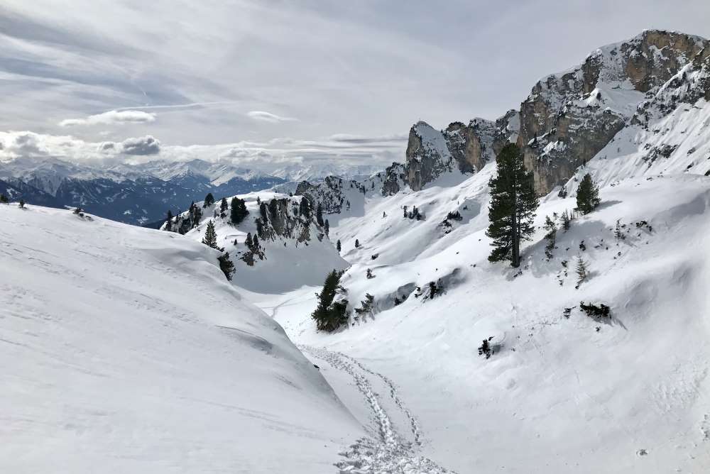 Aus der Ebene unterhalb der Dalfazer Wände geht es in dieser schönen Winterlandschaft hinauf