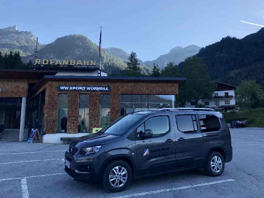 Wir sind die ersten auf dem Parkplatz der Rofanseilbahn, unten ist es noch schattig