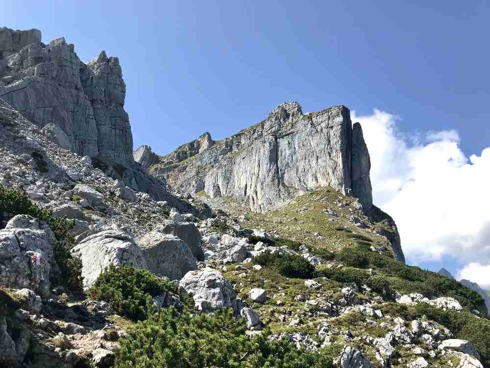 So schroff und hoch sind die Felsen unterhalb vom Schafsteig