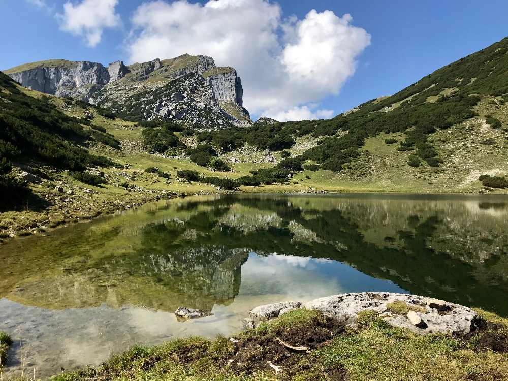 Mit Bahn hinauf und oben zu diesem schönen Bergseen wandern