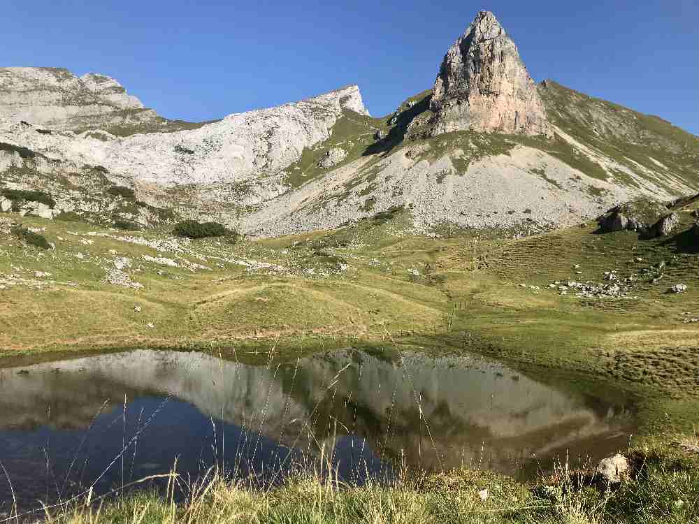 Danach geht es zum Wandern durch diese schöne Landschaft mit kleinem Bergsee!