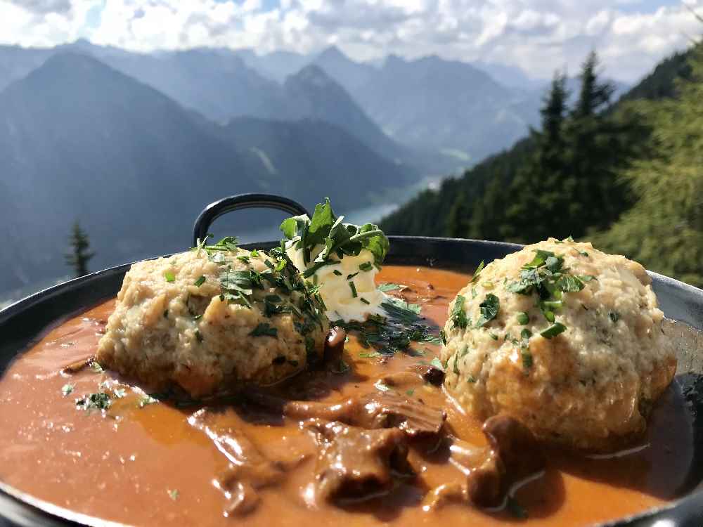 Bevor es mit der Rofanseilbahn nach unten geht: Die Einkehr auf der Erfurter Hütte mit Karwendelblick!