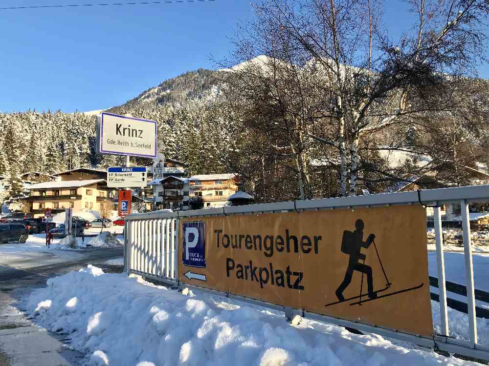 Dank Beschilderung ist der Skitouren Parkplatz in Seefeld gut zu finden