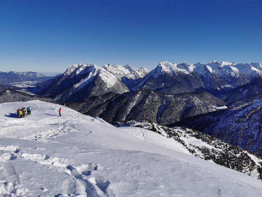 Das ist der Ausblick von oben auf die weißen Spitzen im Karwendel