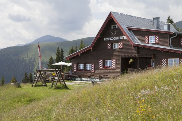 Im Hanna Hellmann Film ist es die Kaiserhütte - die Rosskogelhütte bei Innsbruck, gegenüber dem Karwendel, Foto Markus Jenewein, zur Verfügung gestellt von der Tirolwerbung