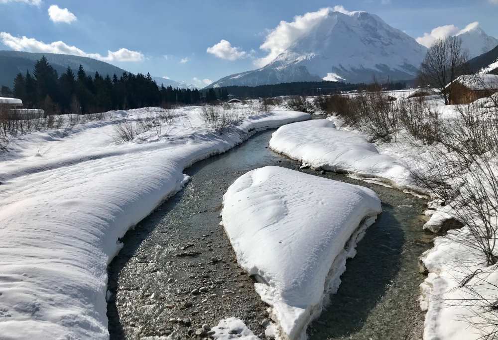 Sie hat uns auf der Schneewanderung begleitet: Die glasklare Leutascher Ache