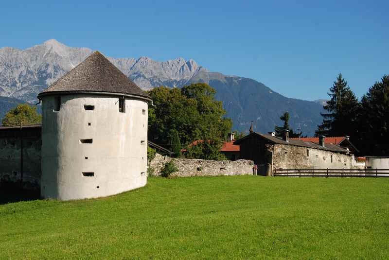 Die Ruine Rettenberg in Kolsassberg mit dem Karwendel - die Sehenswürdigkeit im Ort