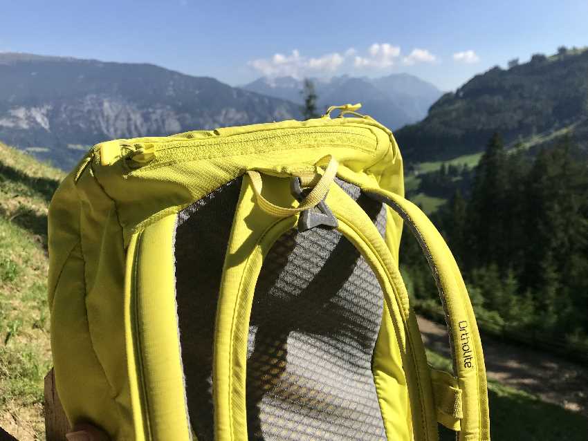 Das ist der mittlerweile sehr bekannte "Salewa Rucksack gelb" mit seinem innovativen Schultergurten