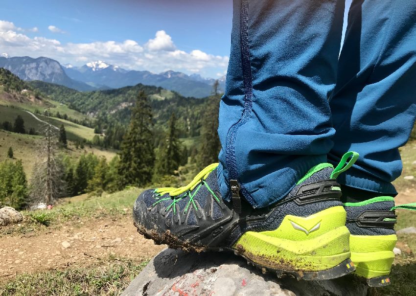 Brauchst du bei deiner Wanderausrüstung: Wanderschuhe. Ich gehe am liebsten mit halbhohen Schuhen auf den Berg