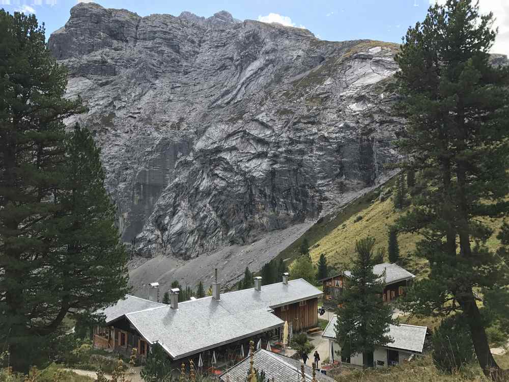 Unterhalb vom Schachenschloss steht die Schachenhaus - Hütte 