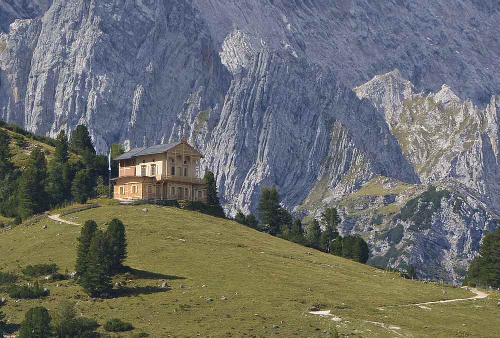 Das Schachenhaus mit dem Wettersteingebirge