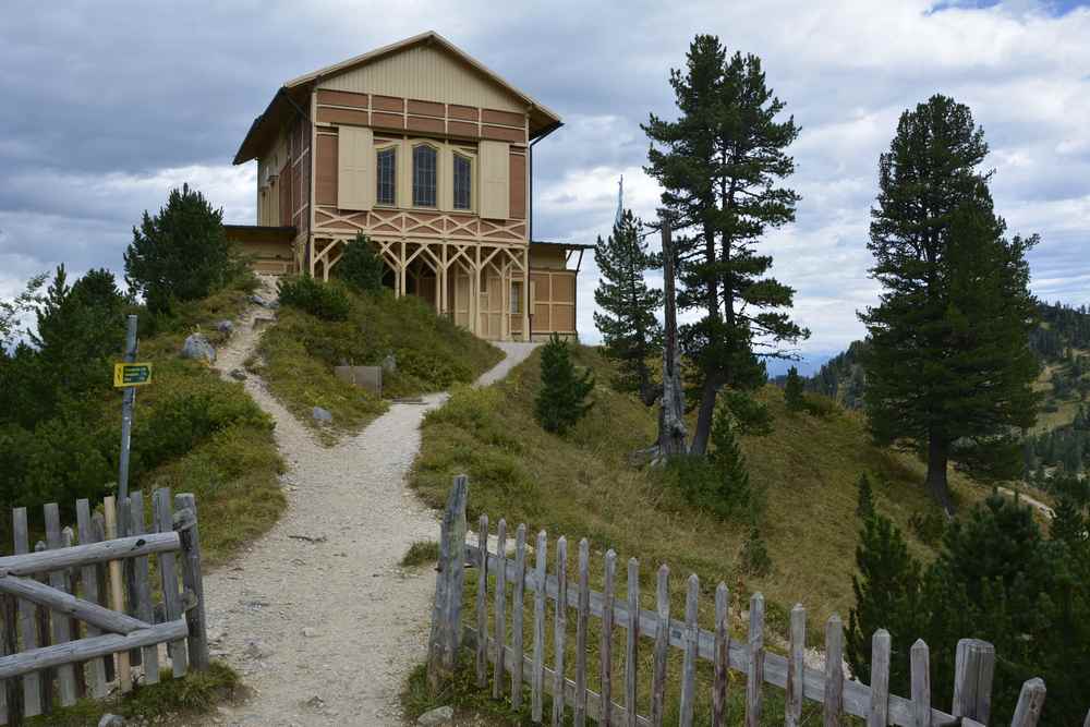 Von dieser Seite geht es hinein zur Führung durch das Schachenschloss