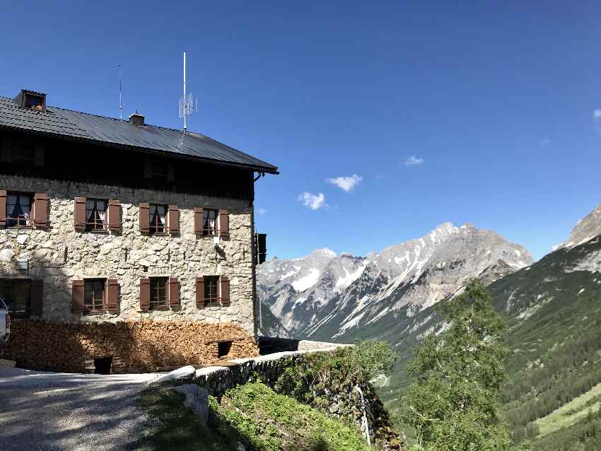 Scharnitz wandern: Das tolle Wanderziel Karwendelhaus.