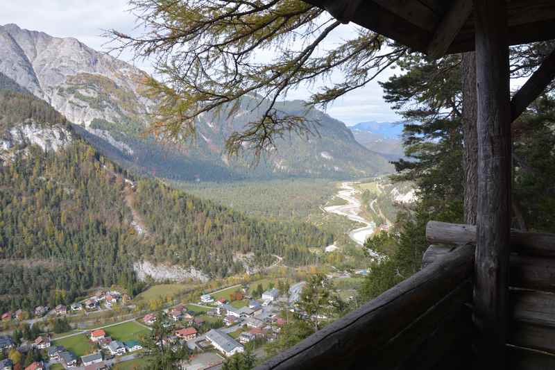 In Scharnitz wandern und bei der Adlerkanzel diesen Blick auf das Isartal haben