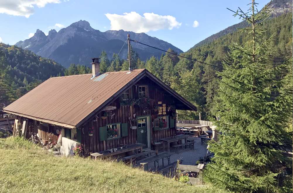 Über den Isar Steig erreichen wir die Scharnitzer Alm 