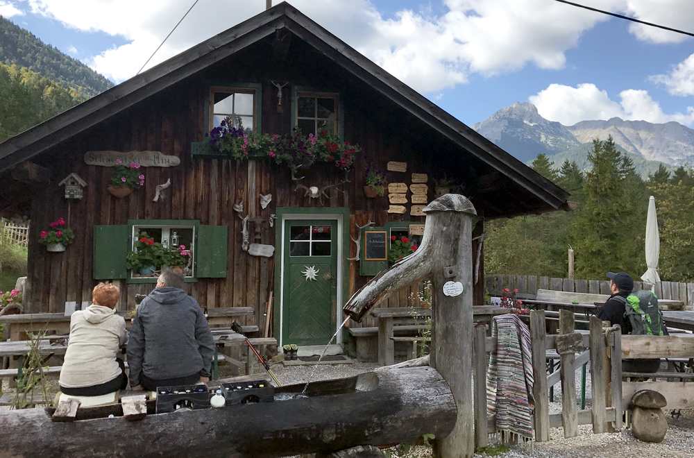 Die urige Scharnitzer Alm auf dem Wanderweg zur Gleirschklamm