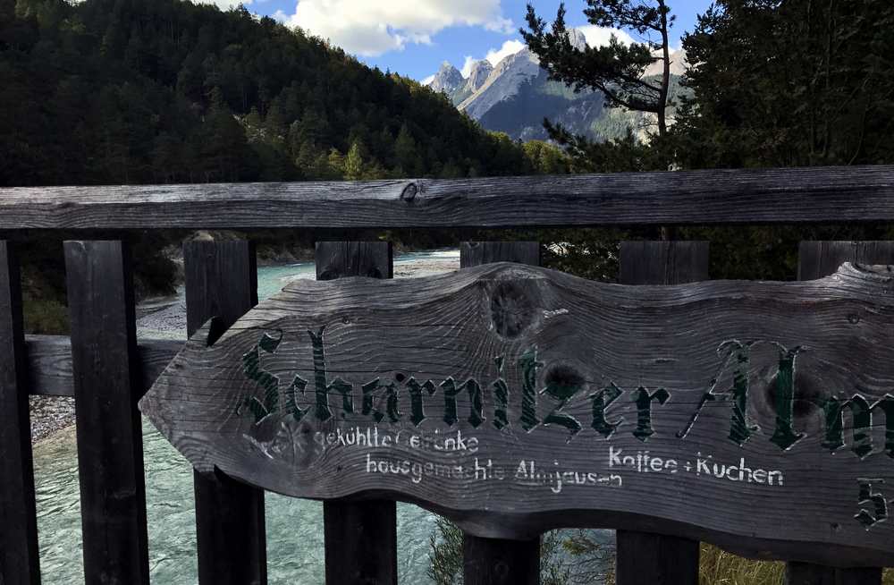 Hier ist auch schon das Schild zur Scharnitzer Alm - über die Brücke und dann links