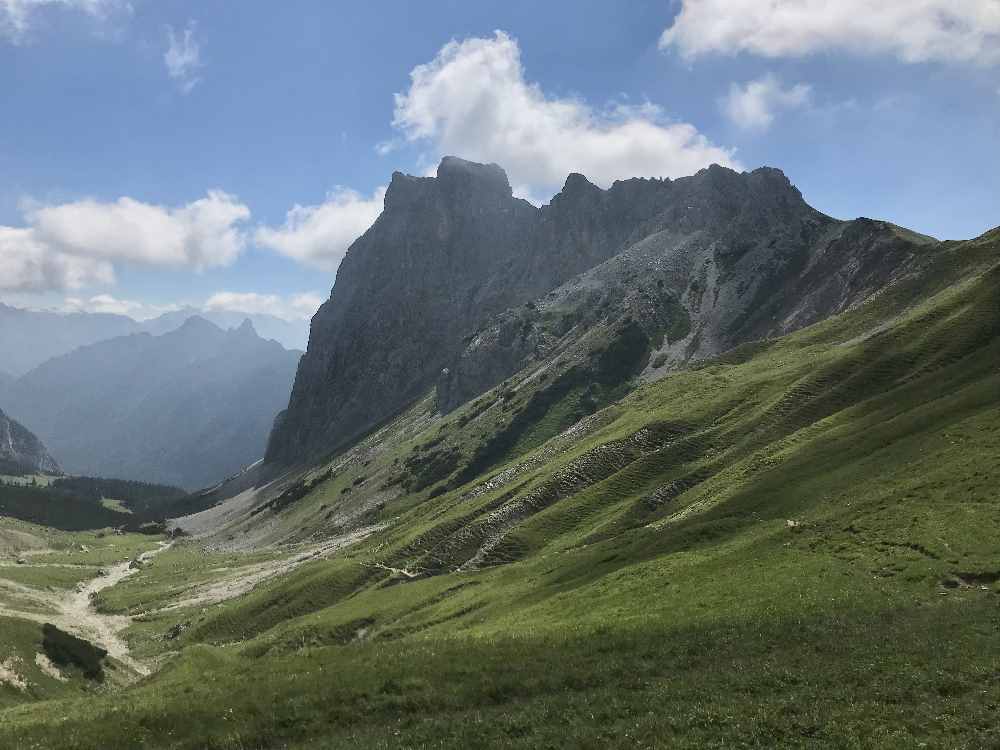 Vom Scharnitzjoch schauen wir noch einmal hinauf zur Gehrenspitze - der Nebel lichtet sich...