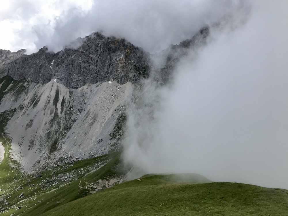  Auf dem Scharnitzjoch wird es richtig neblig - Wolkenspiele auf unserer Hüttentour