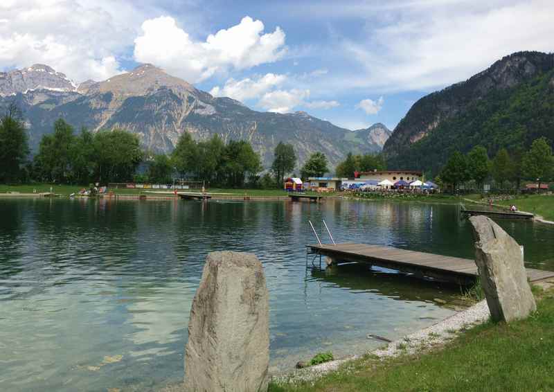 Ein schöner Badesee in Tirol: Der Schlitterer See im Zillertal, hinten das Rofan