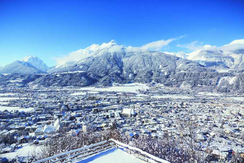 Der weite Blick von Burg Freundsberg über Schwaz mit dem Karwendelgebirge, Foto: Tom Bause