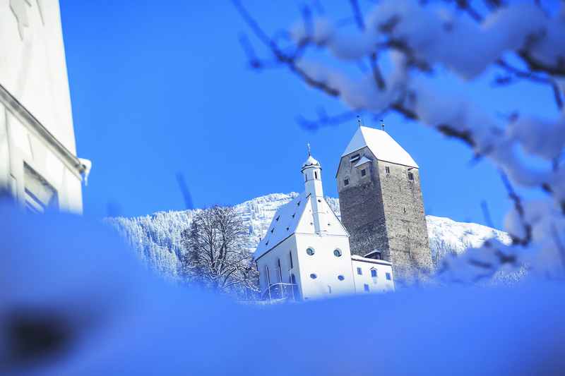 Der Blick von der Altstadt Schwaz auf das Schloss Freundsberg in Tirol, Foto: Tom Bause