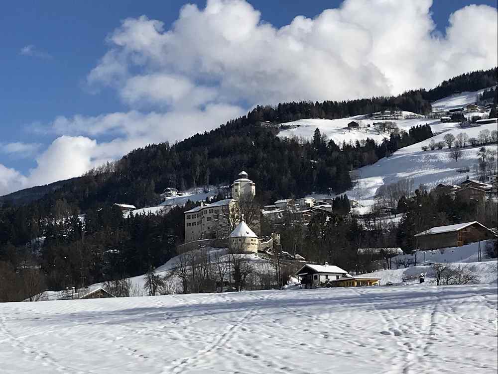 Schloss Friedberg ist in Sichtweite und begleitet mich ein Stück auf meiner Skitour