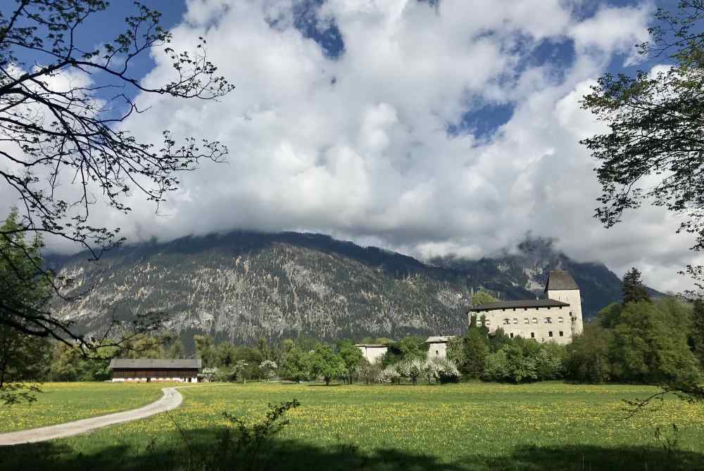 Auf der E-Biketour kurz vor Brixlegg: Das Schloss Lichtwerth im Inntal, Tirol