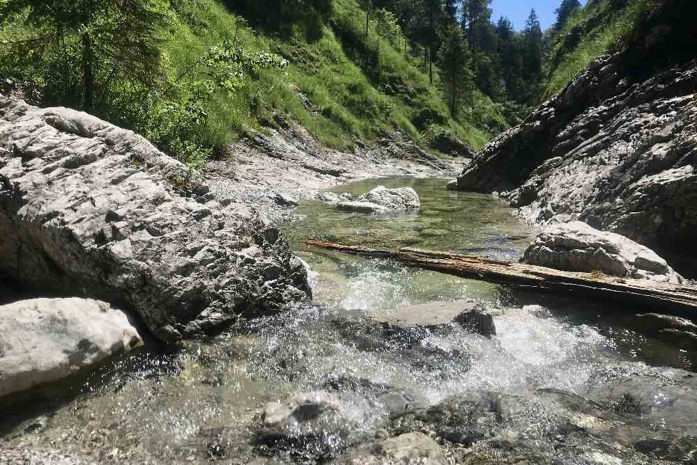 Glasklares, kaltes Wasser fließt durch die Schlucht am Walchensee