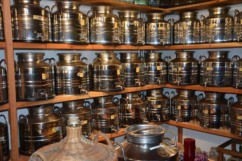 Fotokurs:  Viele Sorten von Schnaps - Toni Rossetti brennt mit Leidenschaft den Tiroler Schnaps