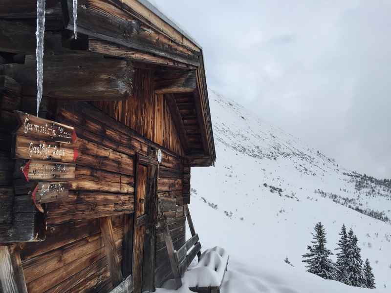 Das Ziel der Schneeschuhtour: Die kleine Hütte des Naunzalm Hochleger, leider nicht bewirtschaftet, aber mit Rastbank 