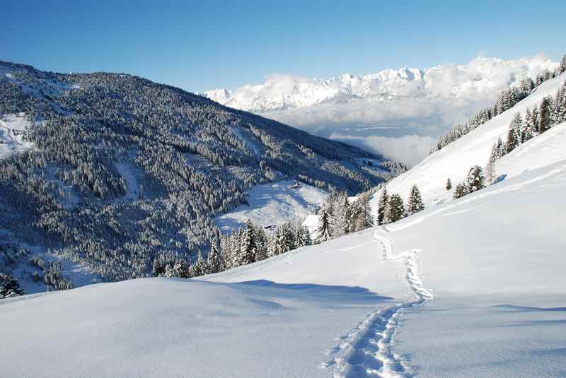 Im Karwendelgebiet Schneeschuhwandern und frische Spuren im Schnee ziehen, toller Blick zum Karwendel