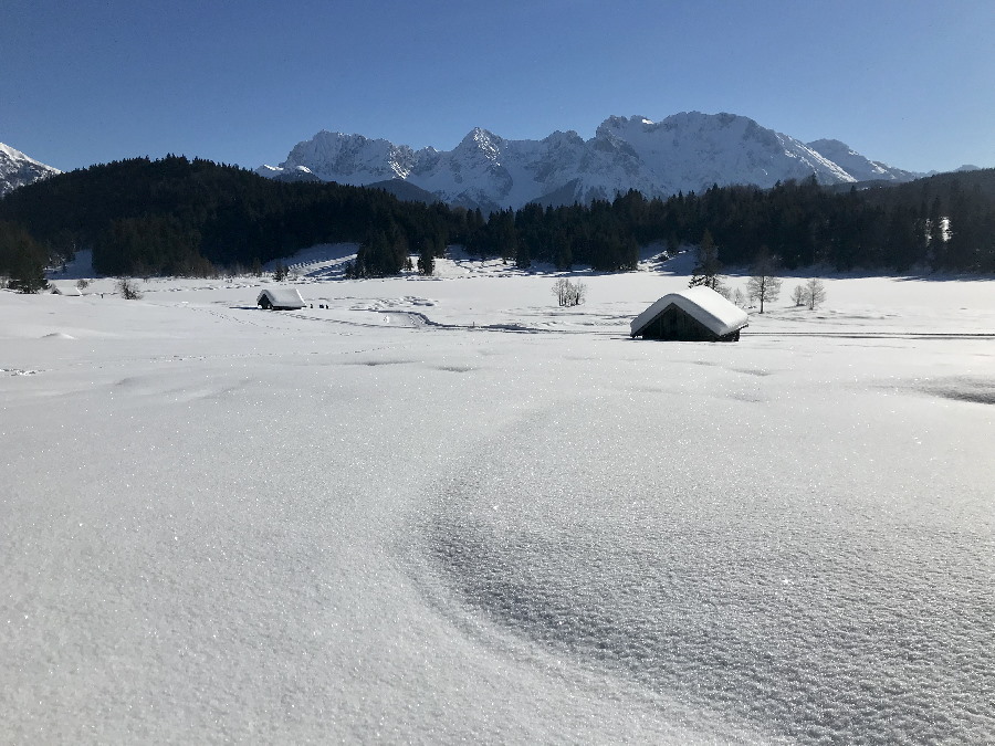 Schneeschuhwandern in Mittenwald, auch in Krün und Wallgau gibt es schöne Schneeschuhwanderungen über die Buckelwiesen