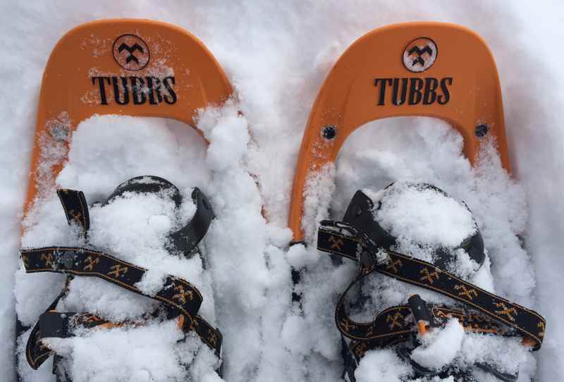 Mit der richtigen Schneeschuhwandern Ausrüstung kannst du den Winter so richtig genießen und durch den Schnee stapfen