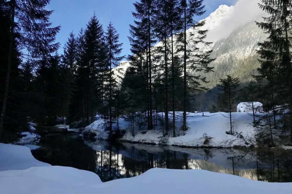 Die Schneewanderung in Tirol: Mit kleinem See und tiefverschneiten Bergen, traumhaft!