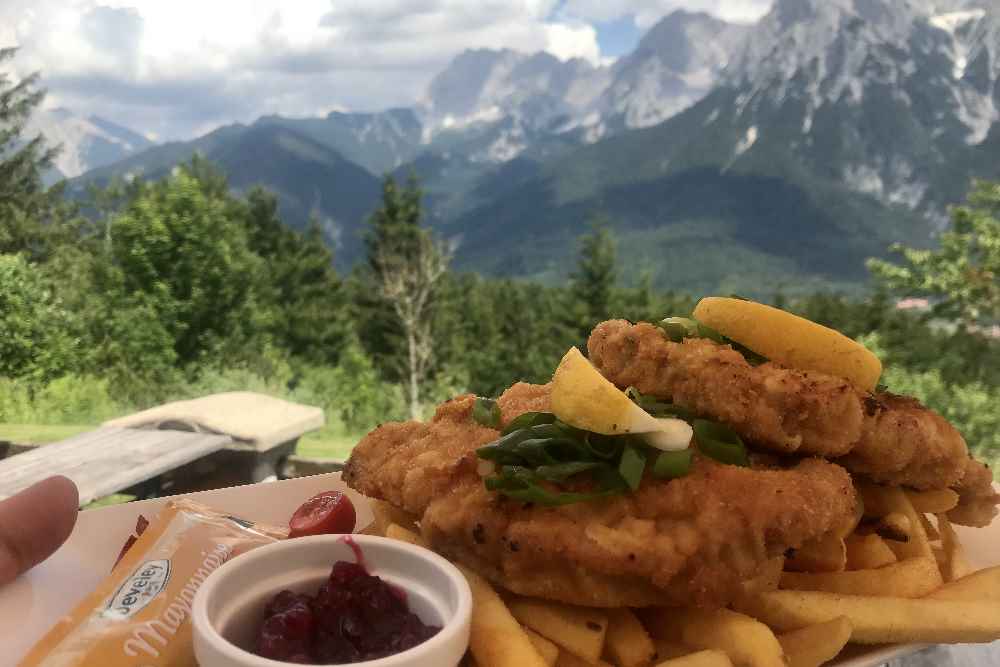 Das Schnitzel mit Karwendelblick - danach hast du keinen Hunger mehr